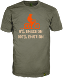 Olive grünes Rundhalsshirt mit Mountainbiker in knalligem orange darunter das Wording 0%Emission, 100% Emotion Tonig abgestimmt auf die edle Grundfarbe. Das Kurzarmshirt wird durch das 14ender MArkenlabel am Saum wirkungsvoll aufgewertet