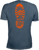 Anthrazit farbenes kurzarm T-Shirt mit schmalem Kragen mit orangem Footprint auf dem Rücken. Der Fußabdruck zeigt diveres Outdoor und Abenteuermotive.