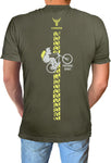 Olive grünes Kurzarm T-Shirt mit Rundhals. Das shirt ist auf dem Rücken mit einer vertikalen Bikespur auf dem das 14ender Logo thront. In der Mitte fährt ein Biker einen Wheely