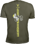 Olive grünes Kurzarm T-Shirt mit Rundhals. Das shirt ist auf dem Rücken mit einer vertikalen Bikespur auf dem das 14ender Logo thront. In der Mitte fährt ein Biker einen Wheely