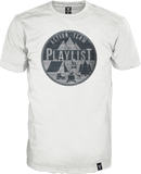 Playlist für Outdoorer print auf weißem Shirt mit wertsteigerndem Label am unteren Saum